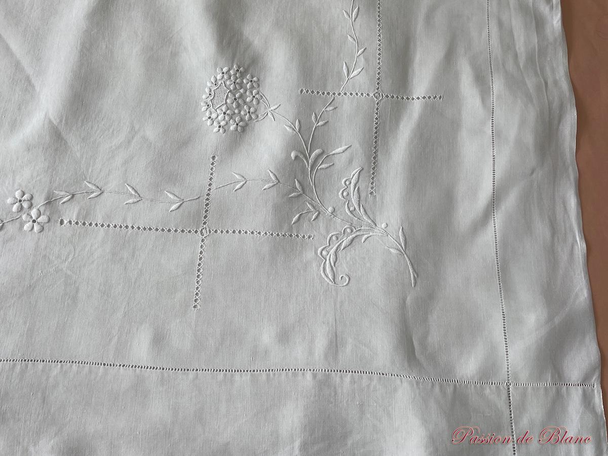 Parure de lit brodée main : 1 grand drap, 2 taies sur lin très fin blanc – Image 11