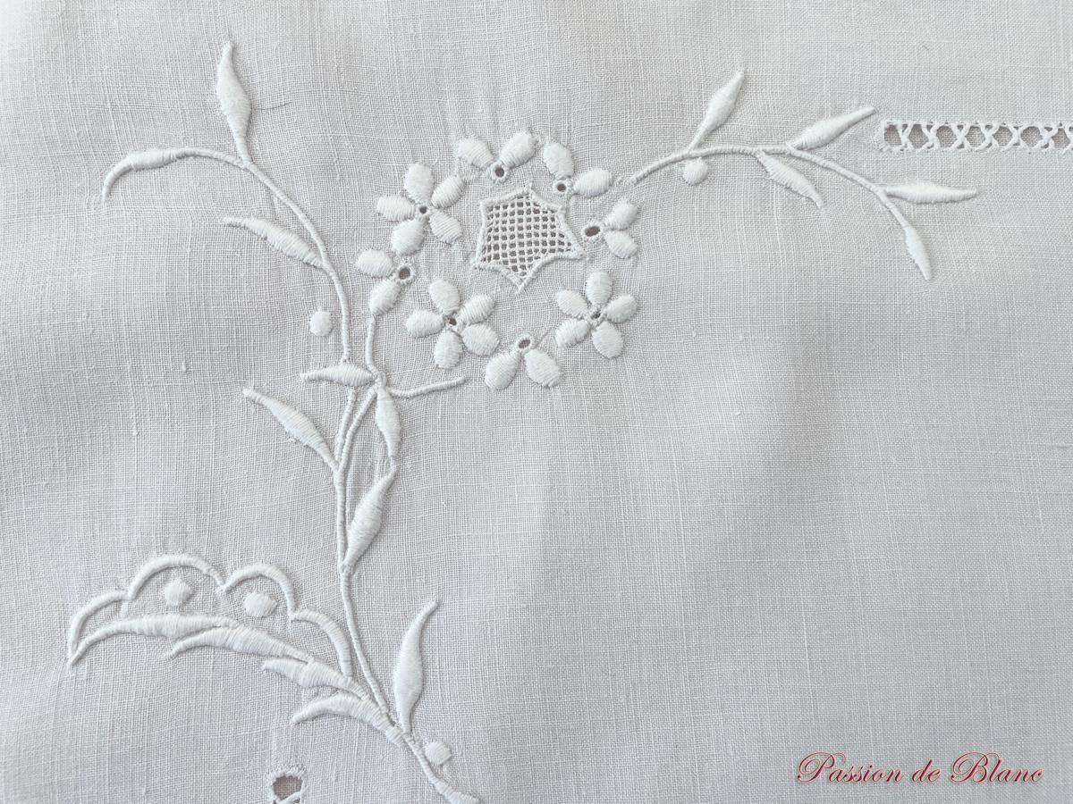 Parure de lit brodée main : 1 grand drap, 2 taies sur lin très fin blanc – Image 13