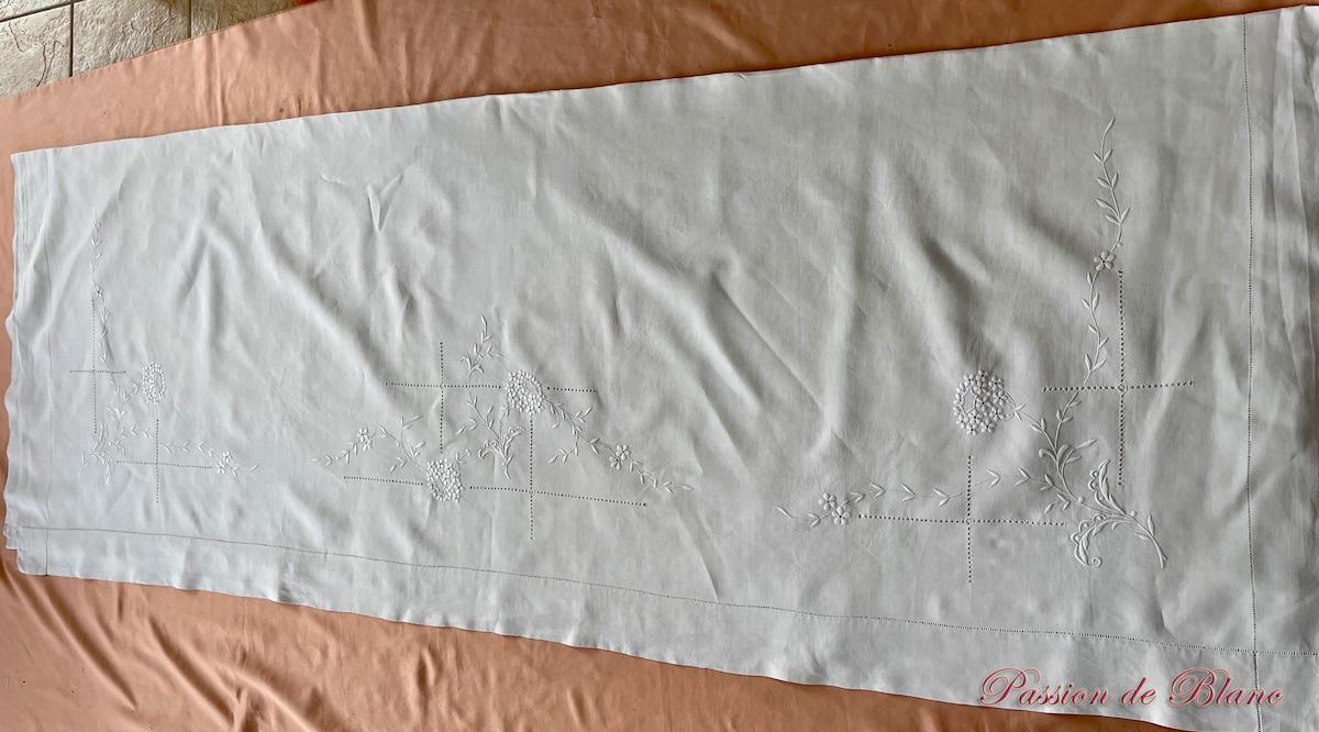 Parure de lit brodée main : 1 grand drap, 2 taies sur lin très fin blanc – Image 5