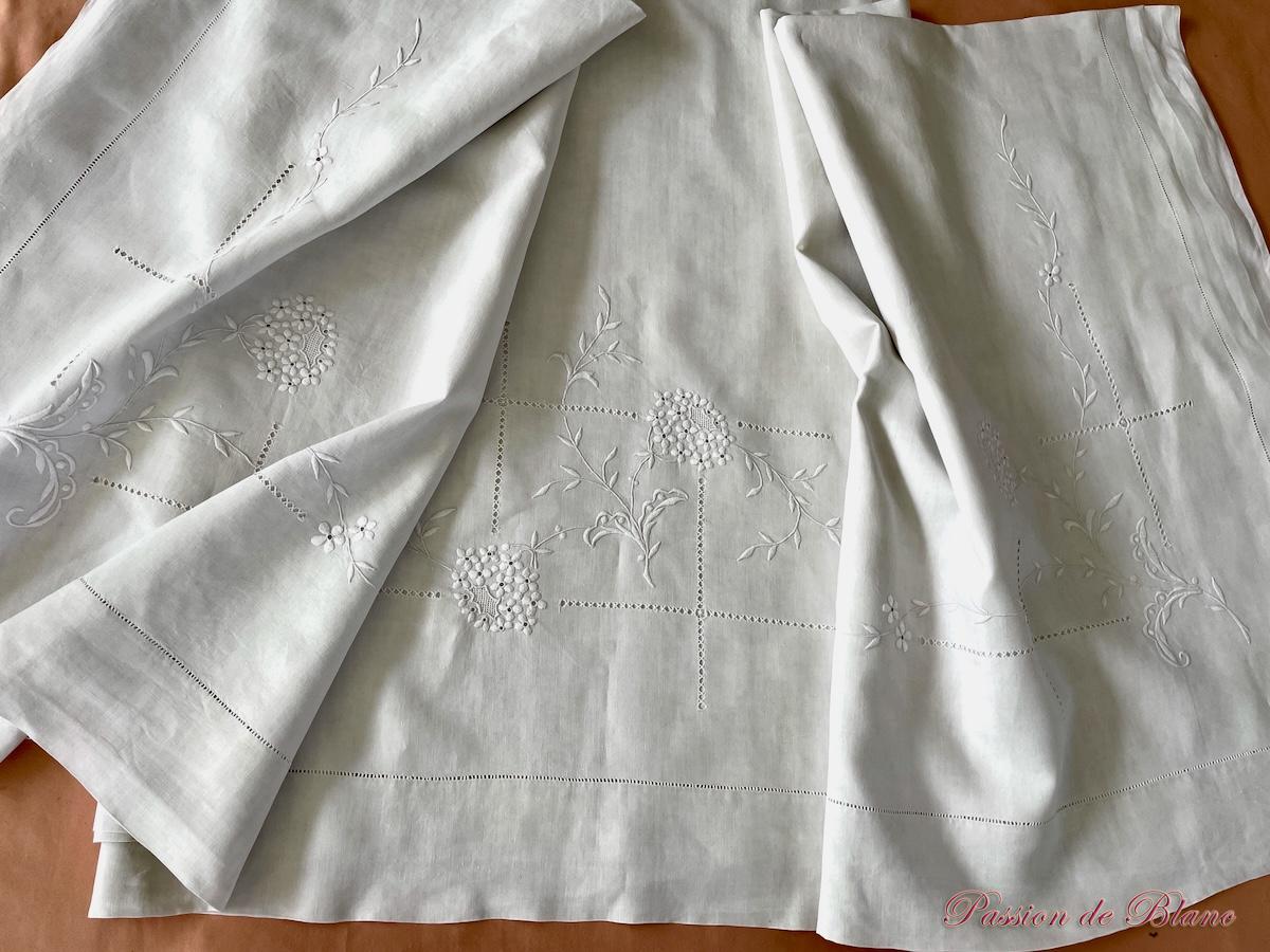 Parure de lit brodée main : 1 grand drap, 2 taies sur lin très fin blanc – Image 12
