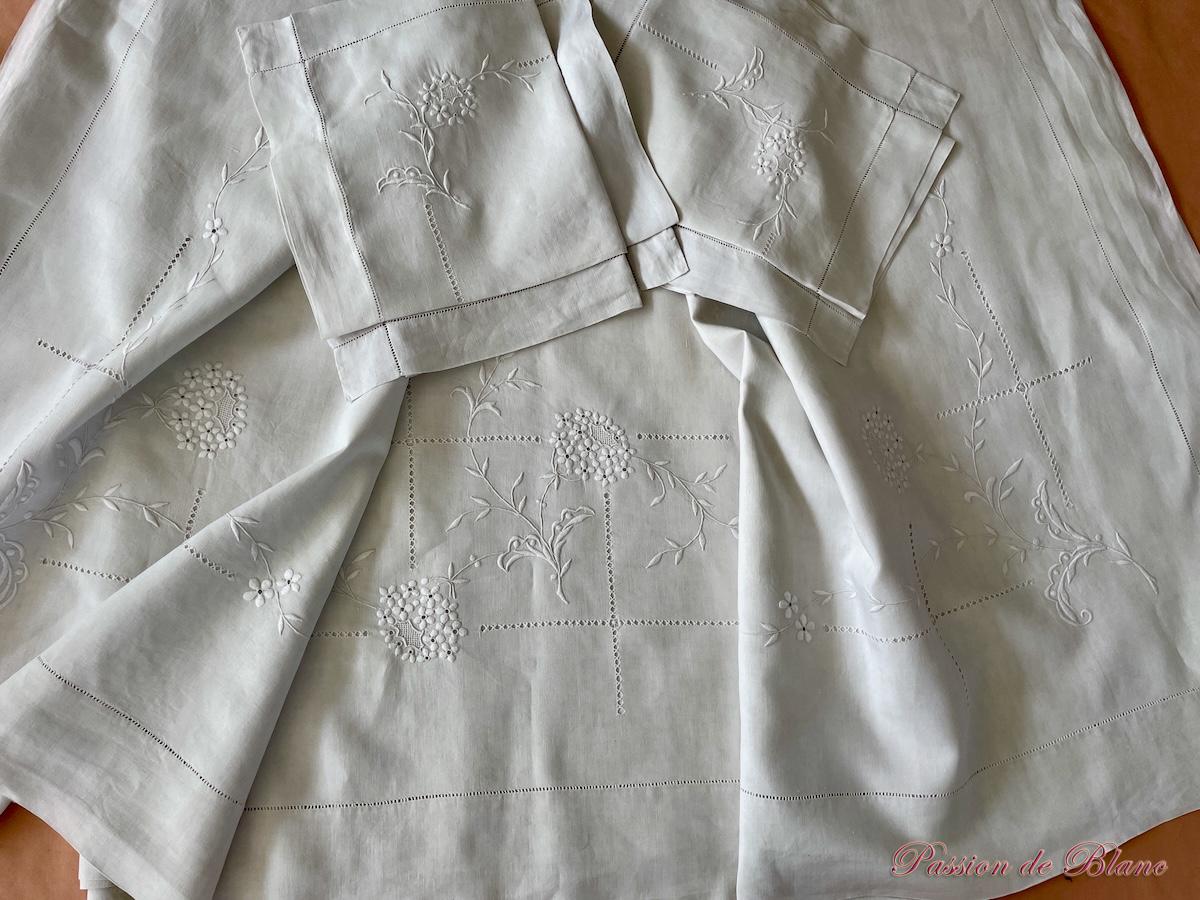 Parure de lit brodée main : 1 grand drap, 2 taies sur lin très fin blanc – Image 14