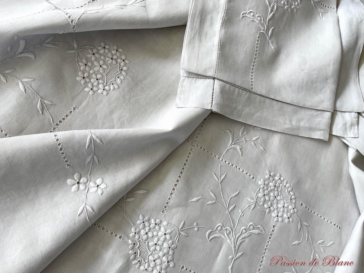 Parure de lit brodée main : 1 grand drap, 2 taies sur lin très fin blanc – Image 3