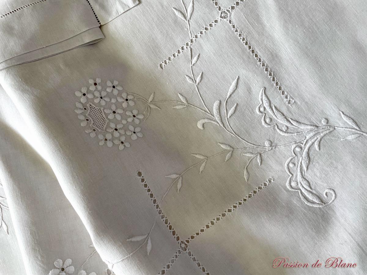 Parure de lit brodée main : 1 grand drap, 2 taies sur lin très fin blanc – Image 4