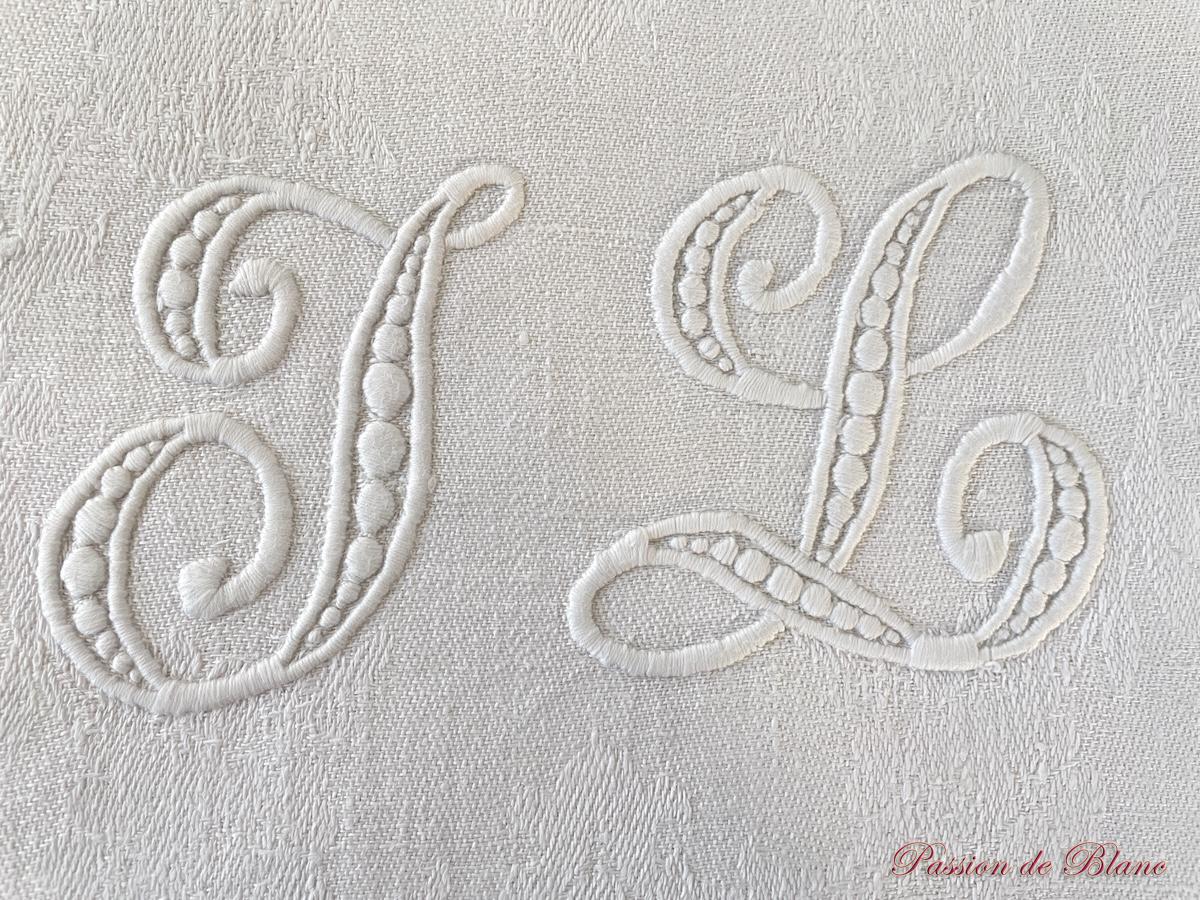 Service de table 12 couverts en damassé de lin fin avec grand monogramme JL brodé main – Image 2