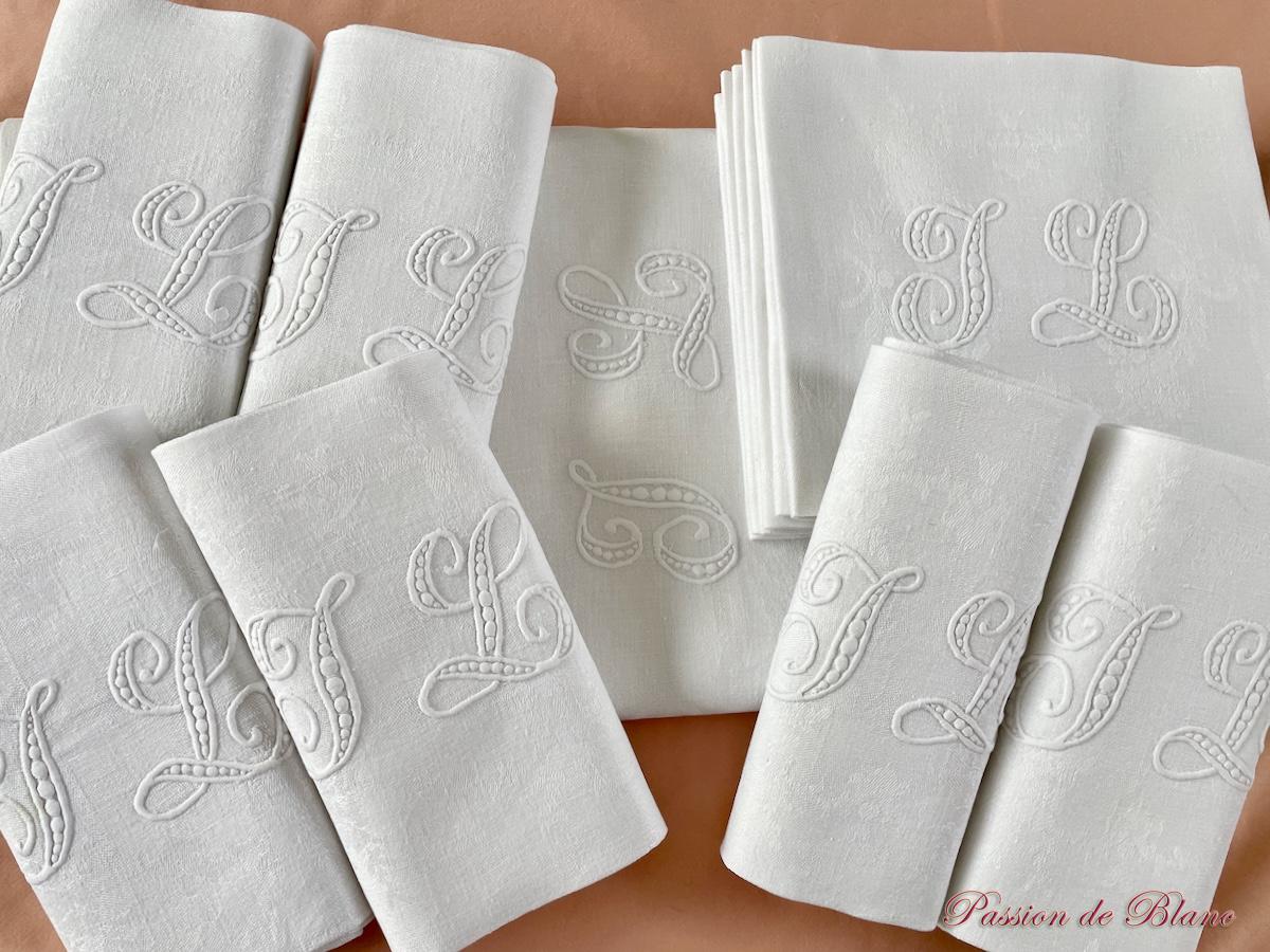 Service de table 12 couverts en damassé de lin fin avec grand monogramme JL brodé main – Image 10