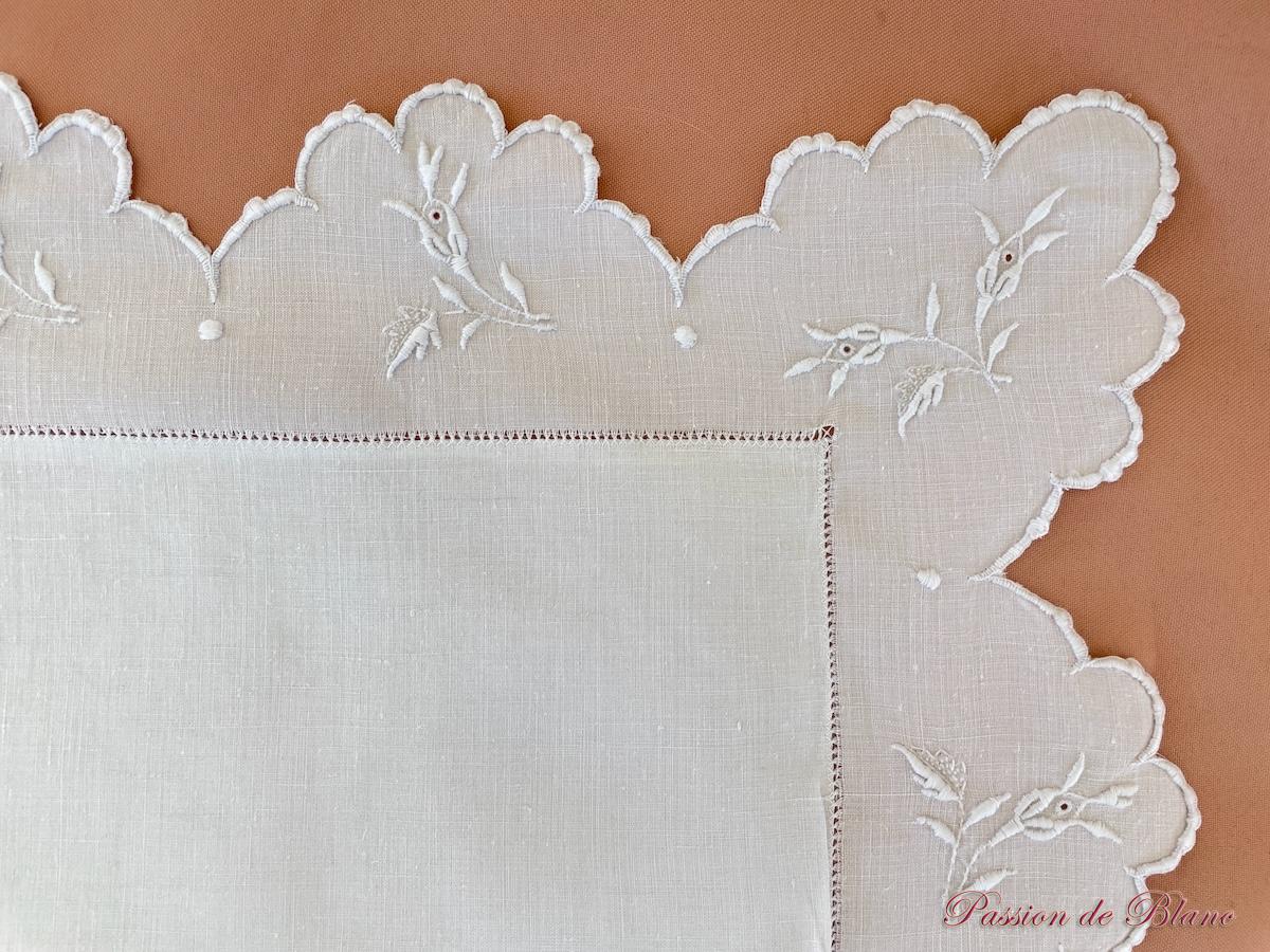 Superbe taie festonnée, branchages fleuris et monogramme JM sur lin fin – Image 5