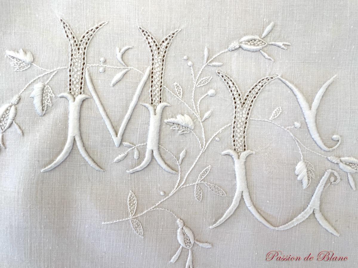 Superbe taie festonnée, branchages fleuris et monogramme JM sur lin fin – Image 2
