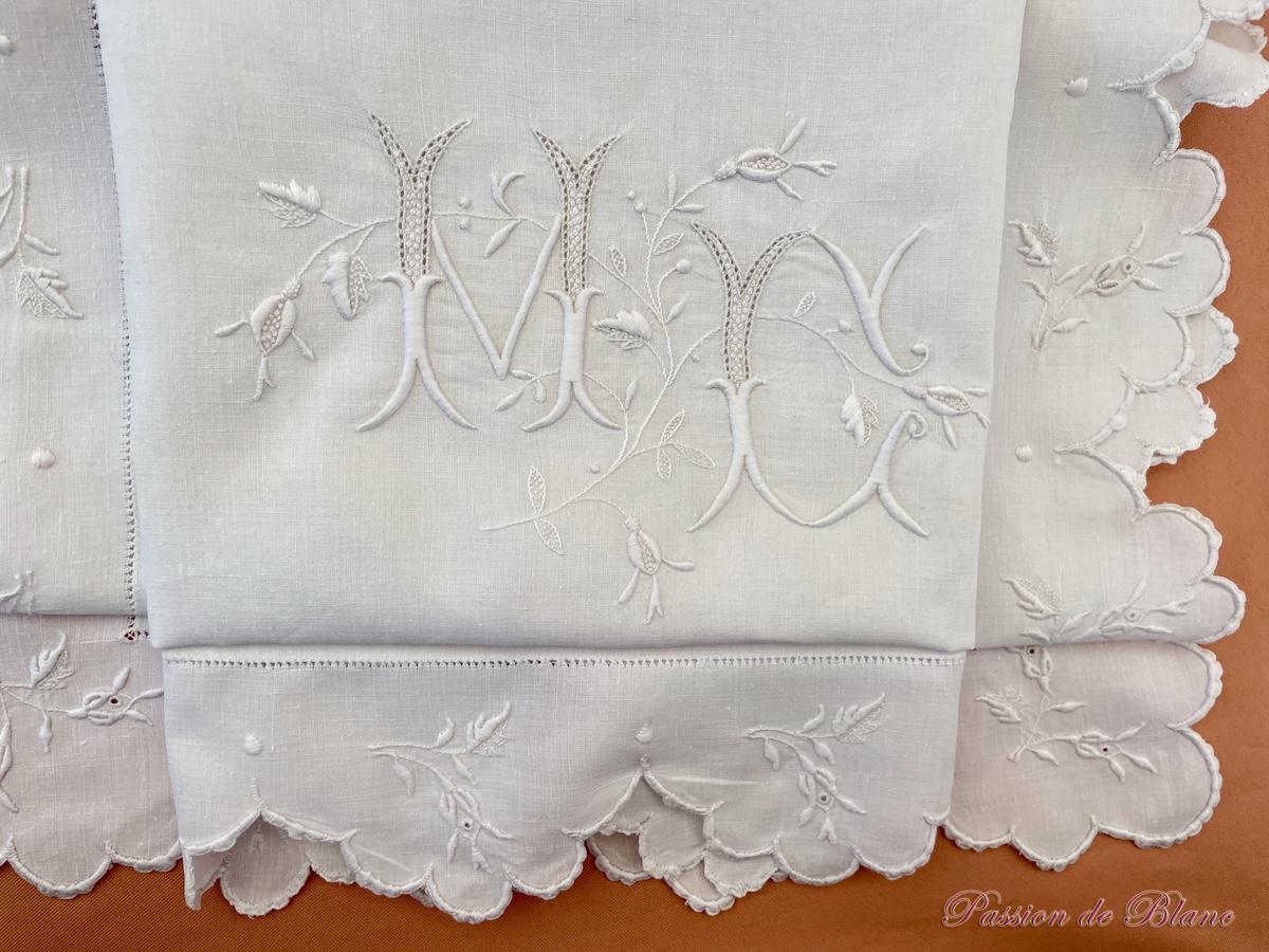 Superbe taie festonnée, branchages fleuris et monogramme JM sur lin fin – Image 4