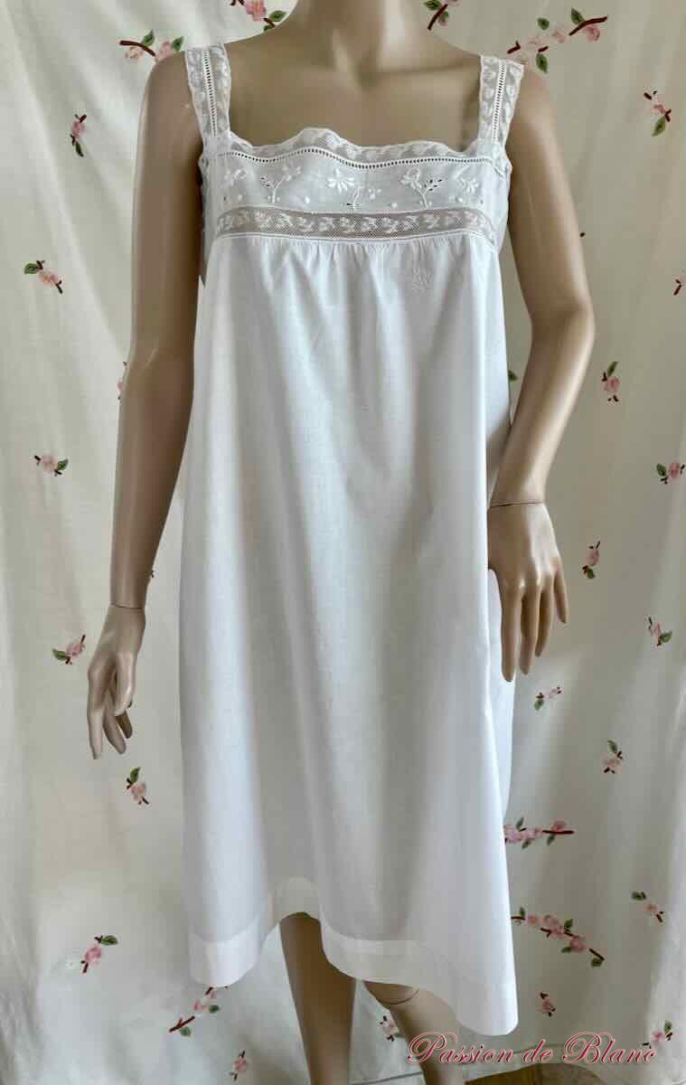 Chemise réalisée à la main avec dentelles et broderies sur fine toile de percale – Image 3