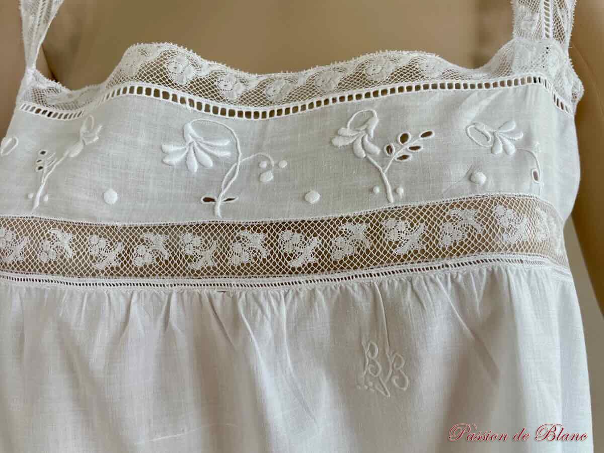 Chemise réalisée à la main avec dentelles et broderies sur fine toile de percale – Image 8