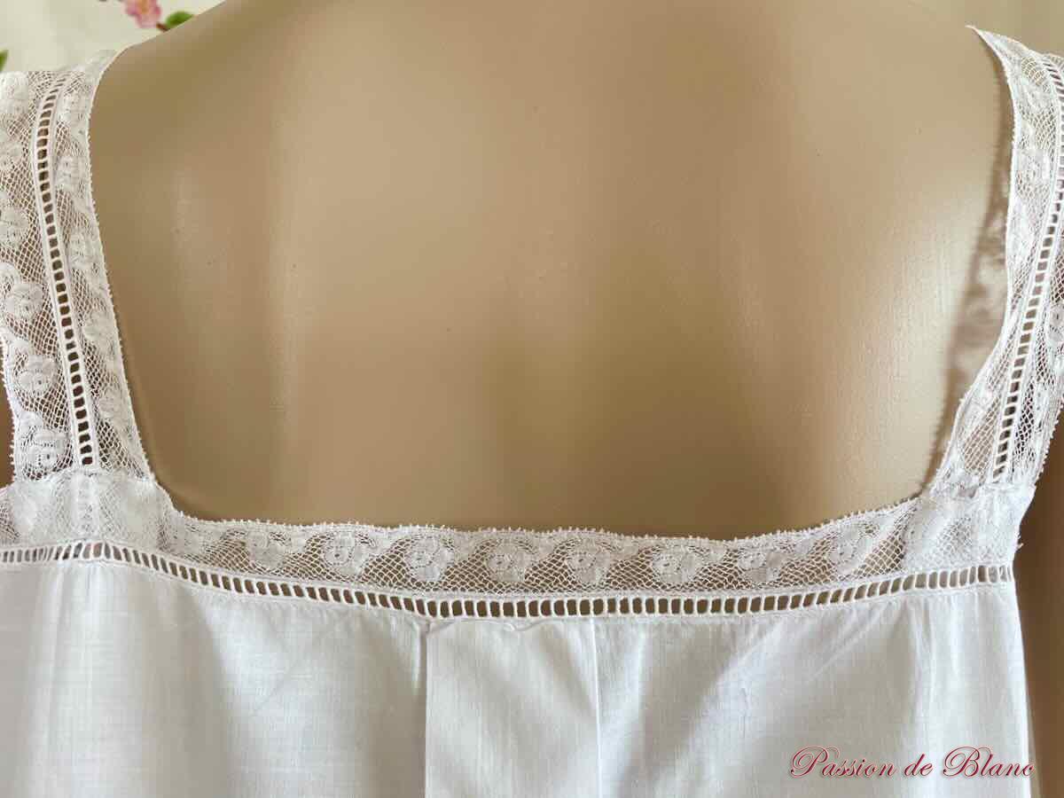 Chemise réalisée à la main avec dentelles et broderies sur fine toile de percale – Image 7