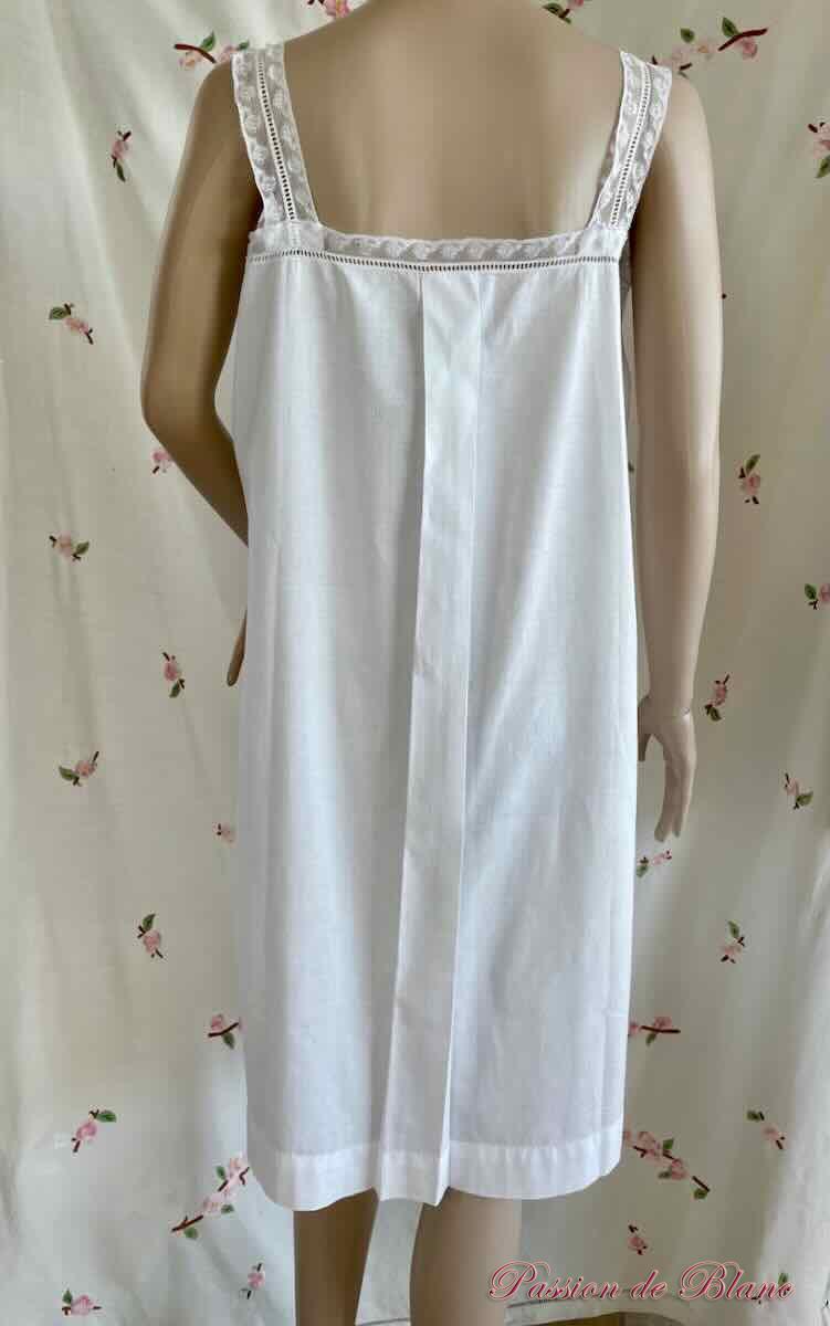 Chemise réalisée à la main avec dentelles et broderies sur fine toile de percale – Image 6