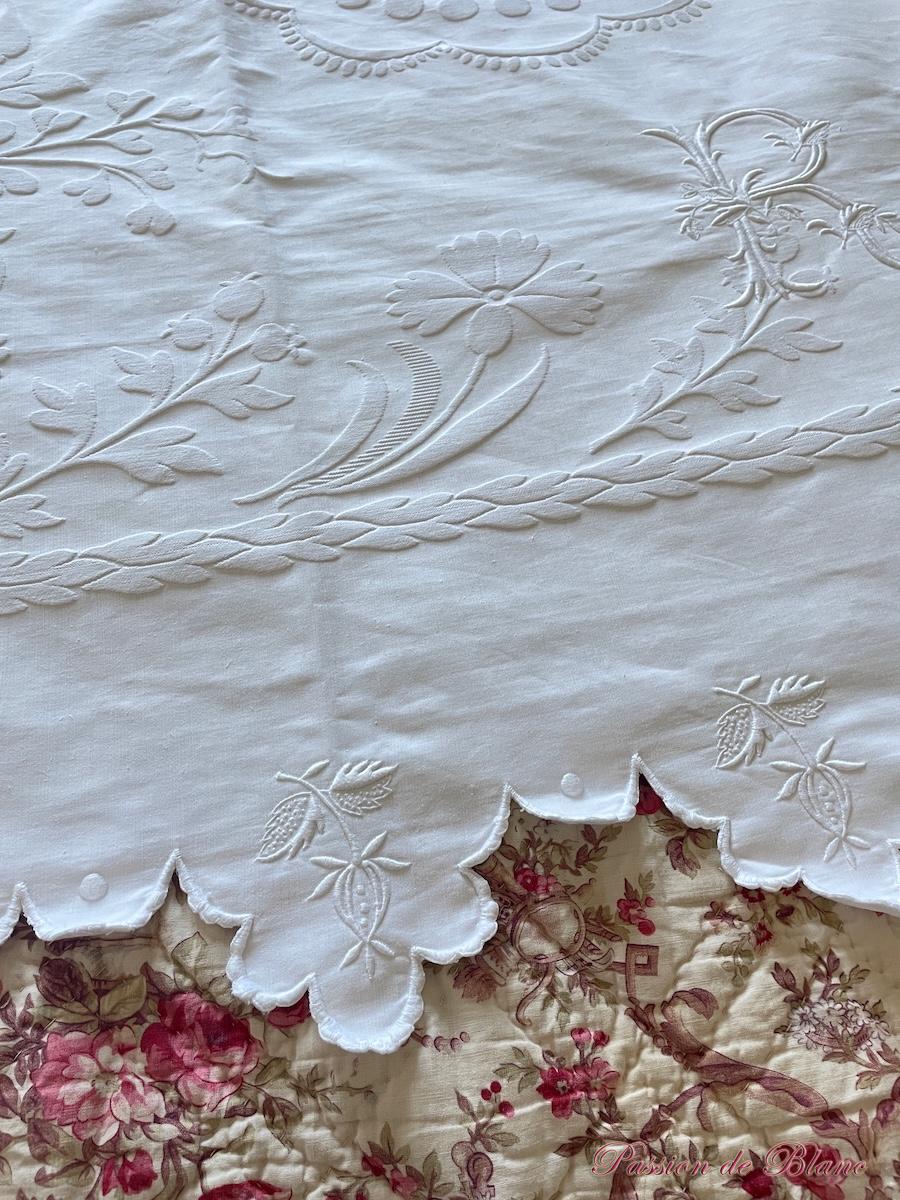 Couverture de mariage festonnée en piqué de coton avec 2 monogrammes RD – Image 5