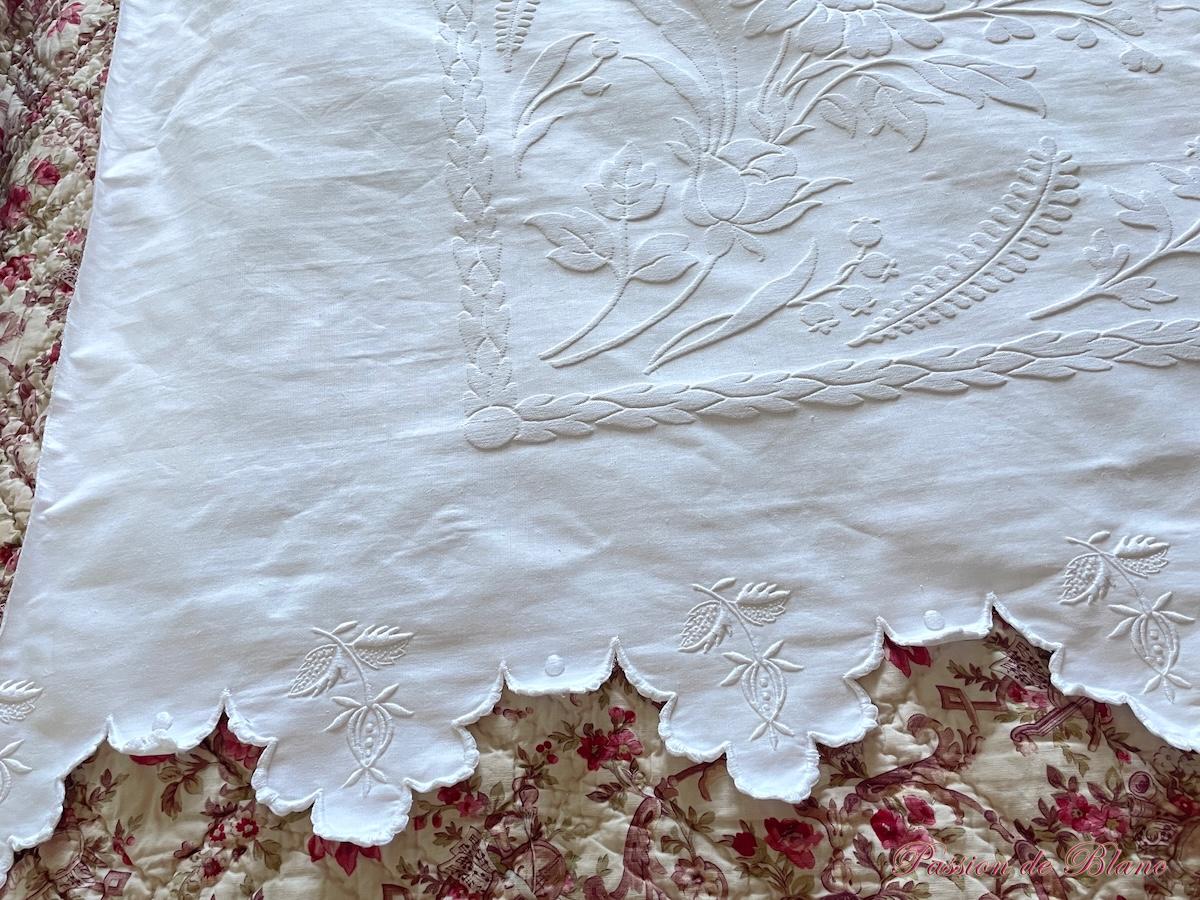 Couverture de mariage festonnée en piqué de coton avec 2 monogrammes RD – Image 4