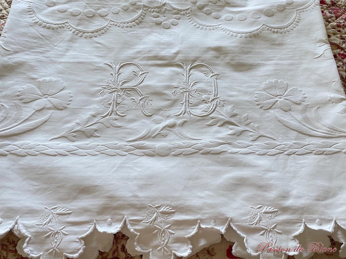 Couverture de mariage festonnée en piqué de coton avec 2 monogrammes RD – Image 11