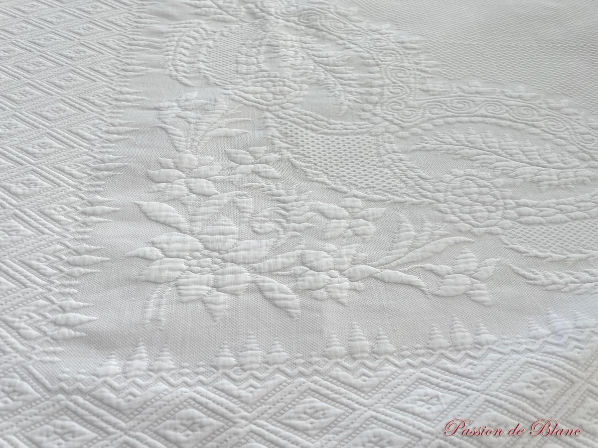 Couverture en piqué, monogramme MB avec volant dentelle brodée sur 4 côtés – Image 8