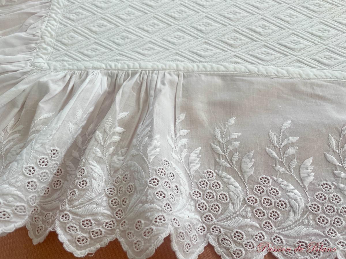 Couverture en piqué, monogramme MB avec volant dentelle brodée sur 4 côtés – Image 5