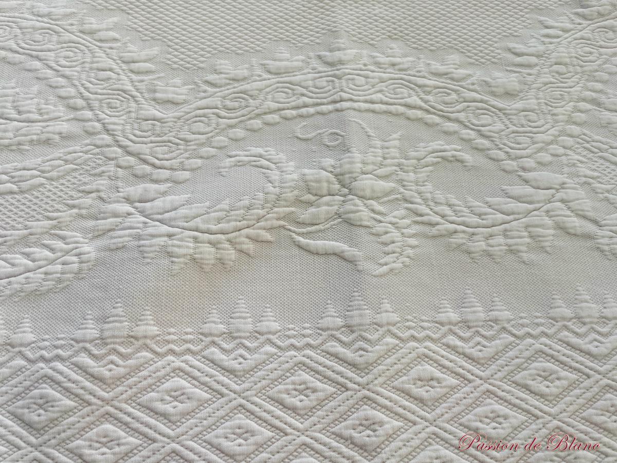 Couverture en piqué, monogramme MB avec volant dentelle brodée sur 4 côtés – Image 6