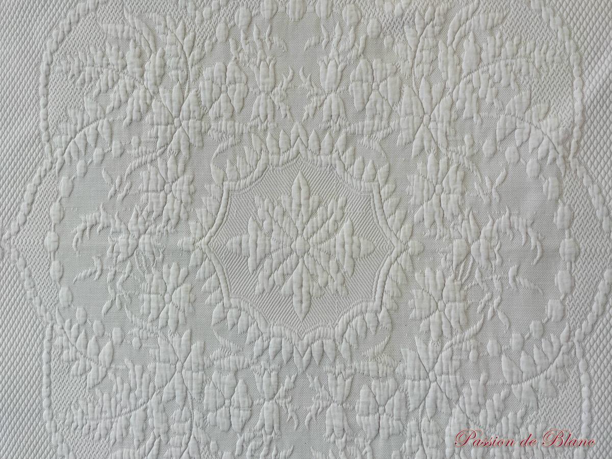 Couverture en piqué, monogramme MB avec volant dentelle brodée sur 4 côtés – Image 4