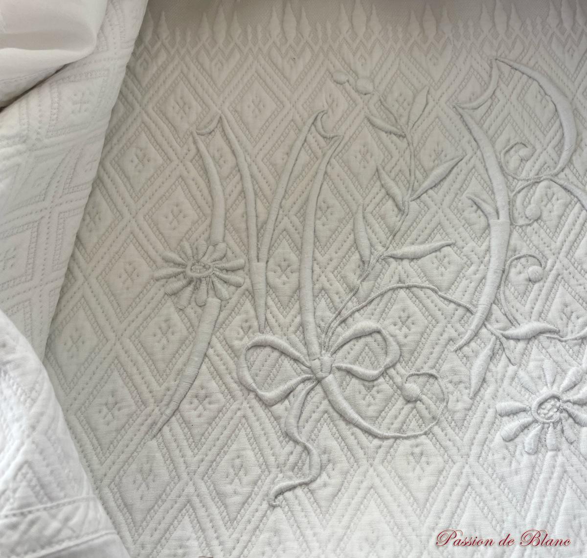 Couverture en piqué, monogramme MB avec volant dentelle brodée sur 4 côtés – Image 2