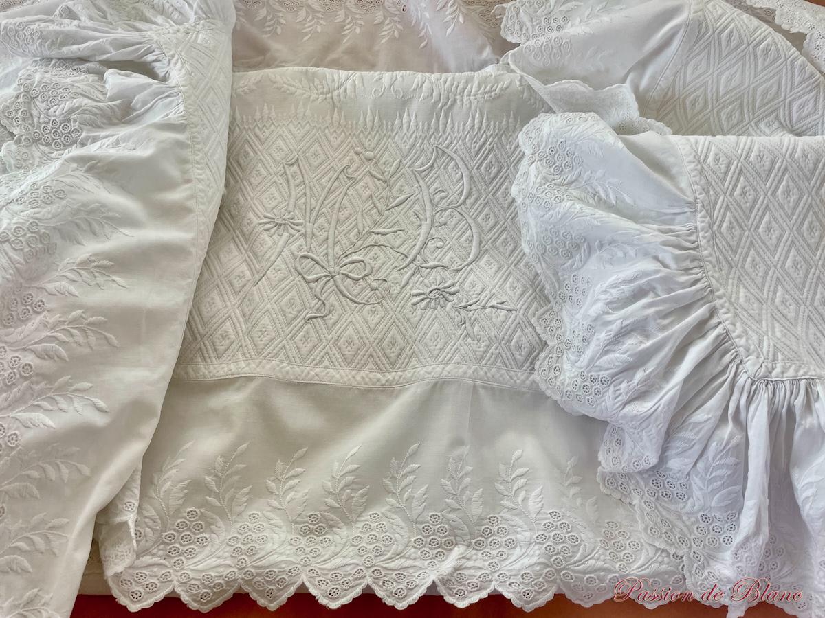 Couverture en piqué, monogramme MB avec volant dentelle brodée sur 4 côtés – Image 10
