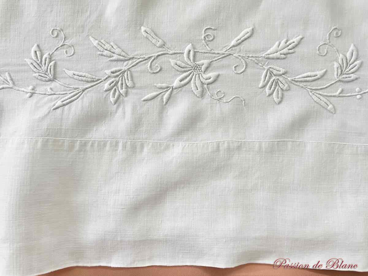 Drap en lin avec découverte et retours brodés de guirlande fleurie, monos MG – Image 3