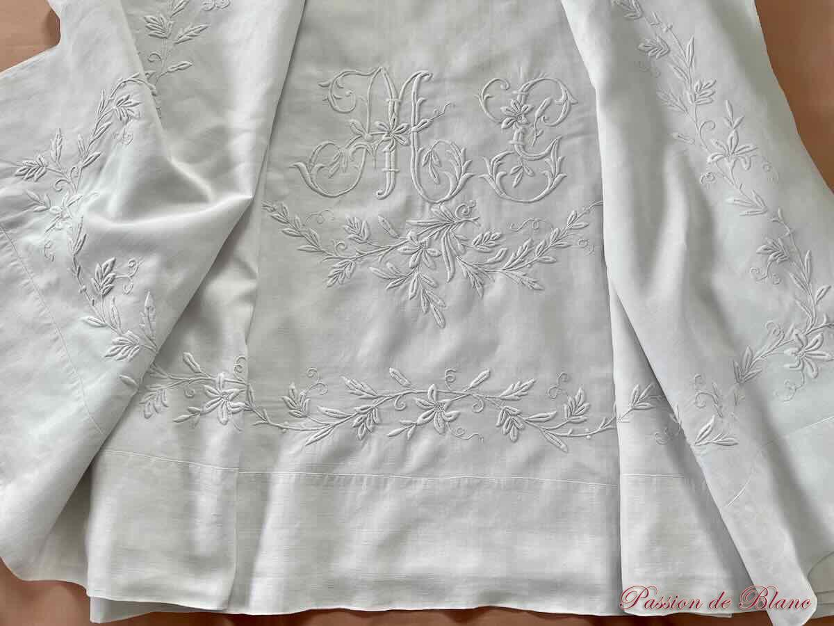 Drap en lin avec découverte et retours brodés de guirlande fleurie, monos MG – Image 5