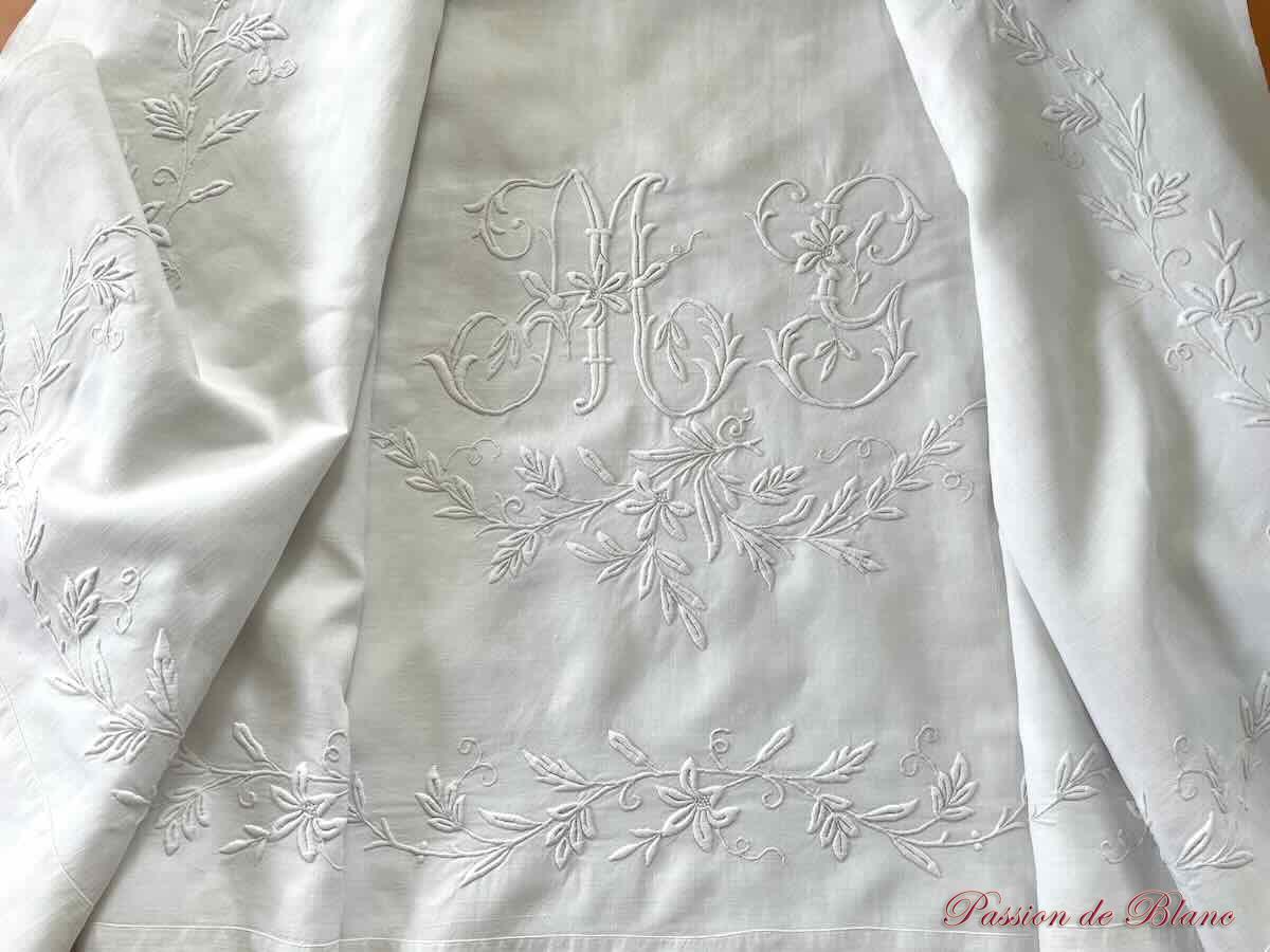 Drap en lin avec découverte et retours brodés de guirlande fleurie, monos MG – Image 4