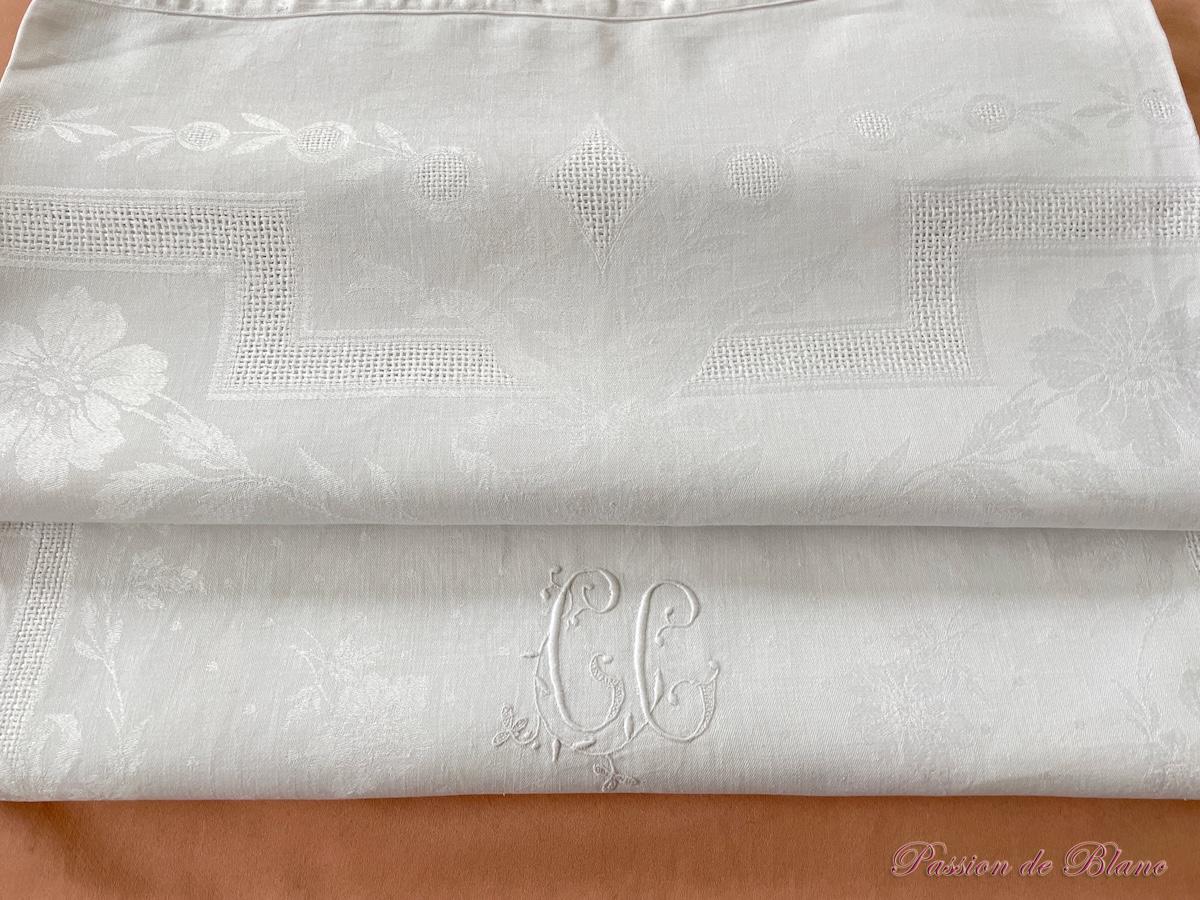 Nappe en damassé de lin fin avec motifs tissés ,2 monogrammes CG brodés main – Image 3