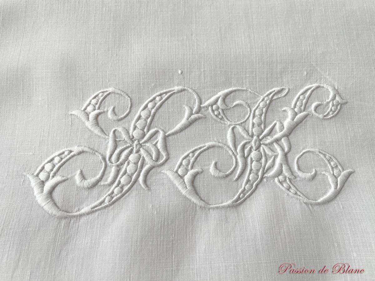 Paire taies festonnées : broderie avec nœuds, monogramme SH sur toile de lin fin – Image 3