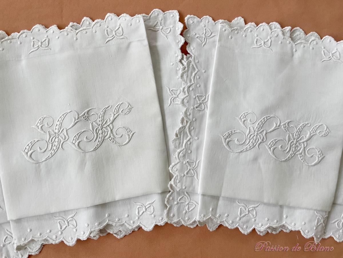 Paire taies festonnées : broderie avec nœuds, monogramme SH sur toile de lin fin – Image 5