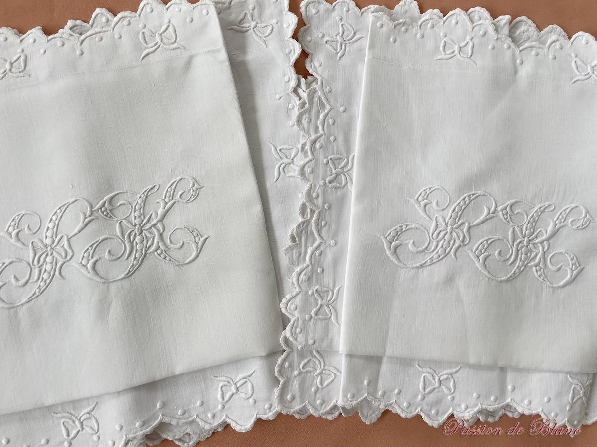 Paire taies festonnées : broderie avec nœuds, monogramme SH sur toile de lin fin – Image 6