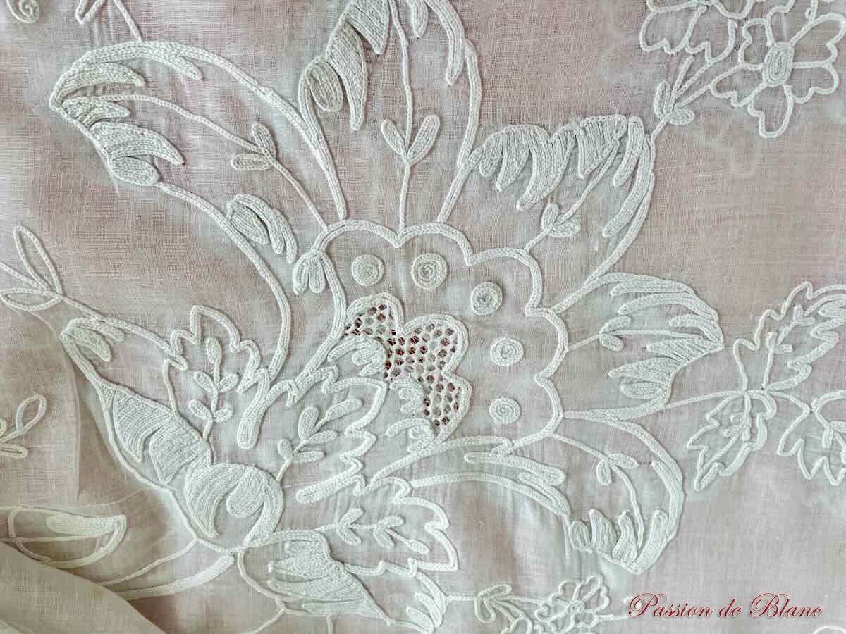 Rideau en broderie Cornely main sur mousseline avec décor de fleurs et feuilles – Image 5