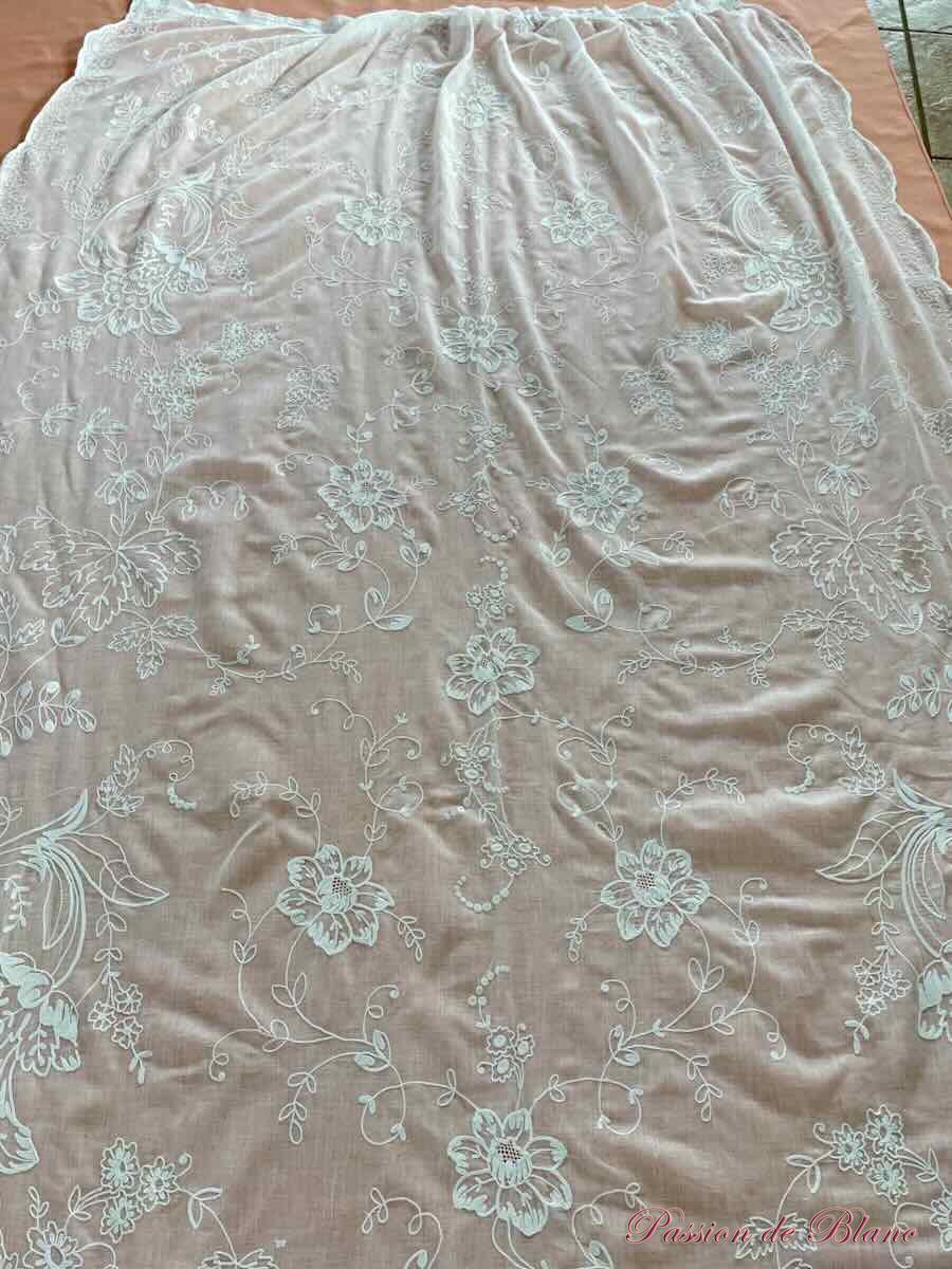 Rideau en broderie Cornely main sur mousseline avec décor de fleurs et feuilles – Image 4