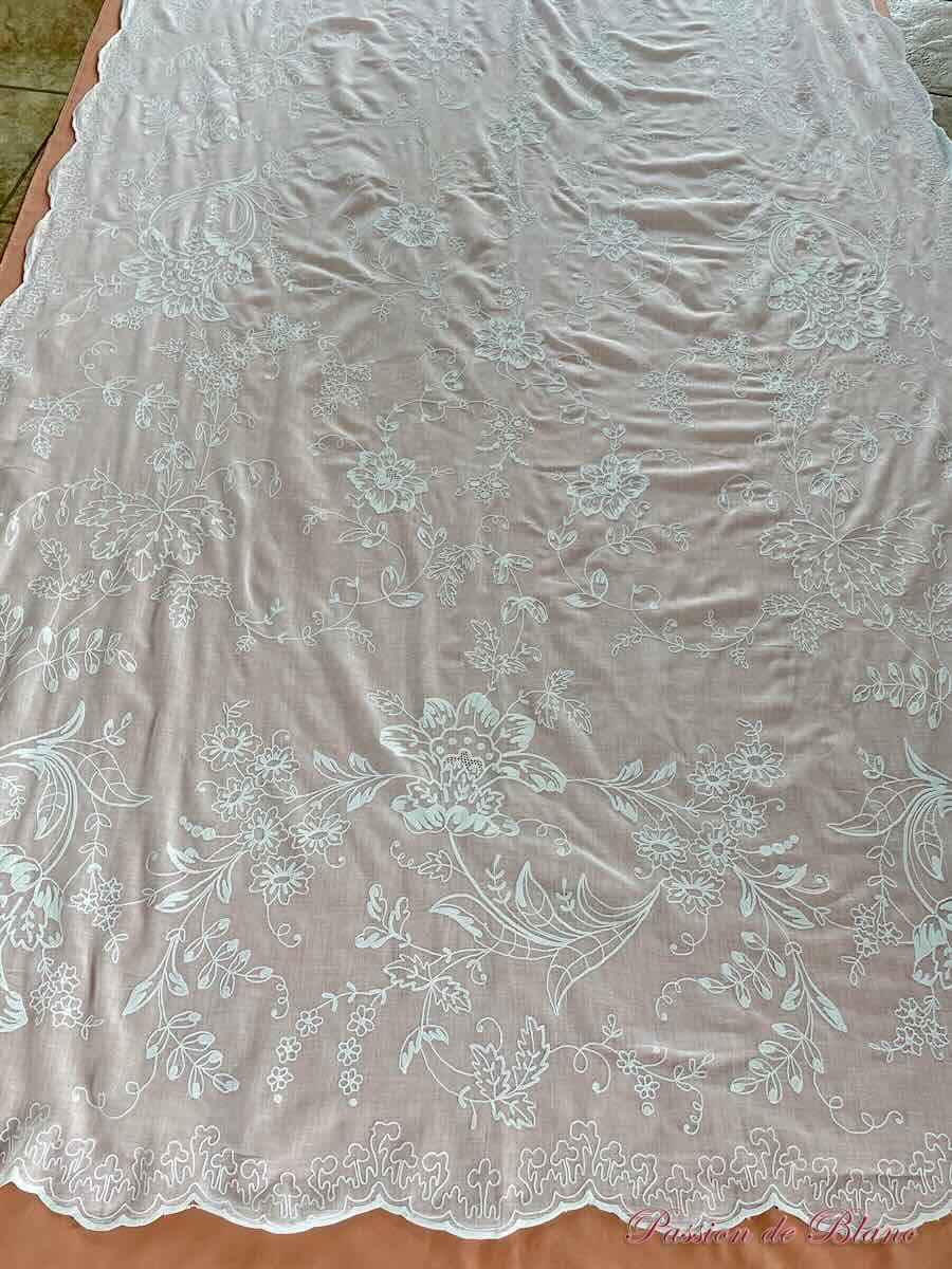 Rideau en broderie Cornely main sur mousseline avec décor de fleurs et feuilles – Image 2