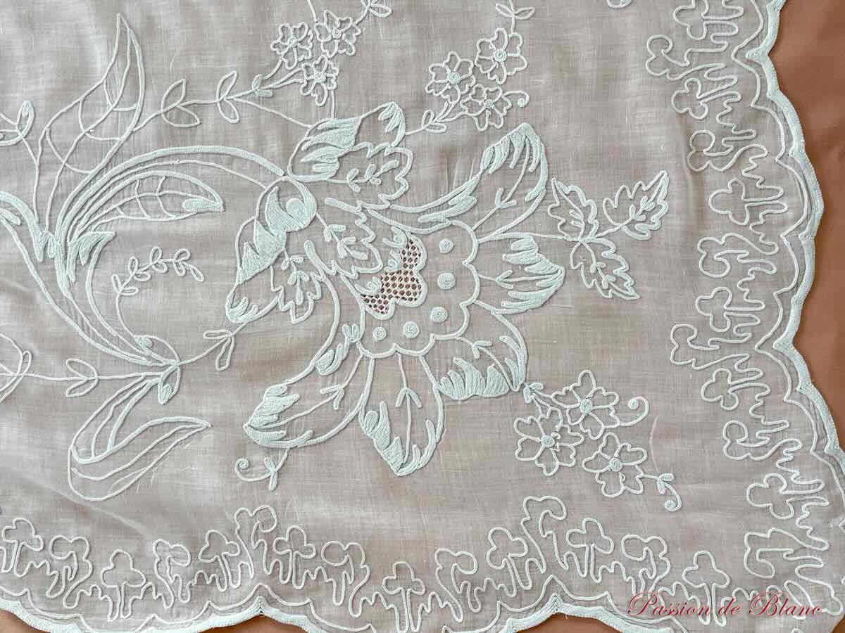 Rideau en broderie Cornely main sur mousseline avec décor de fleurs et feuilles – Image 10
