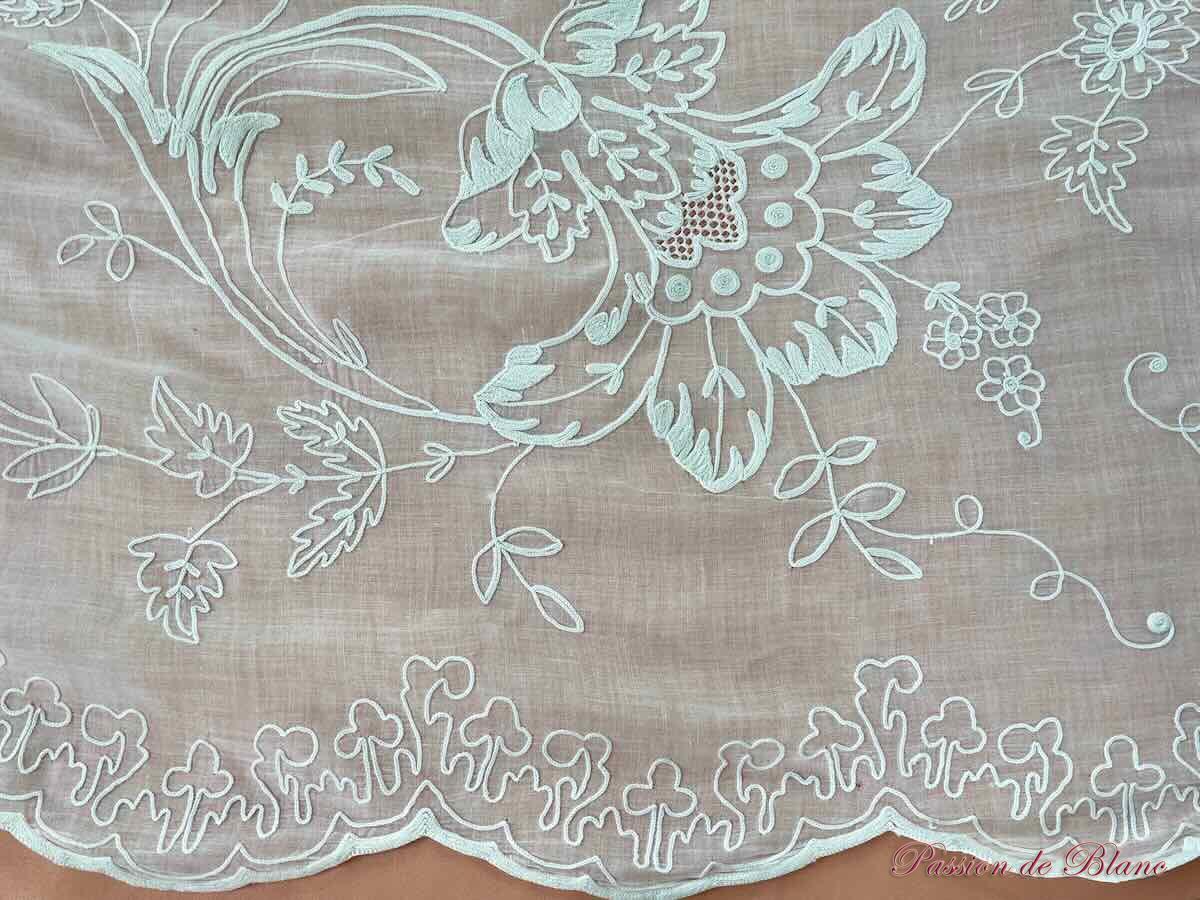 Rideau en broderie Cornely main sur mousseline avec décor de fleurs et feuilles – Image 9