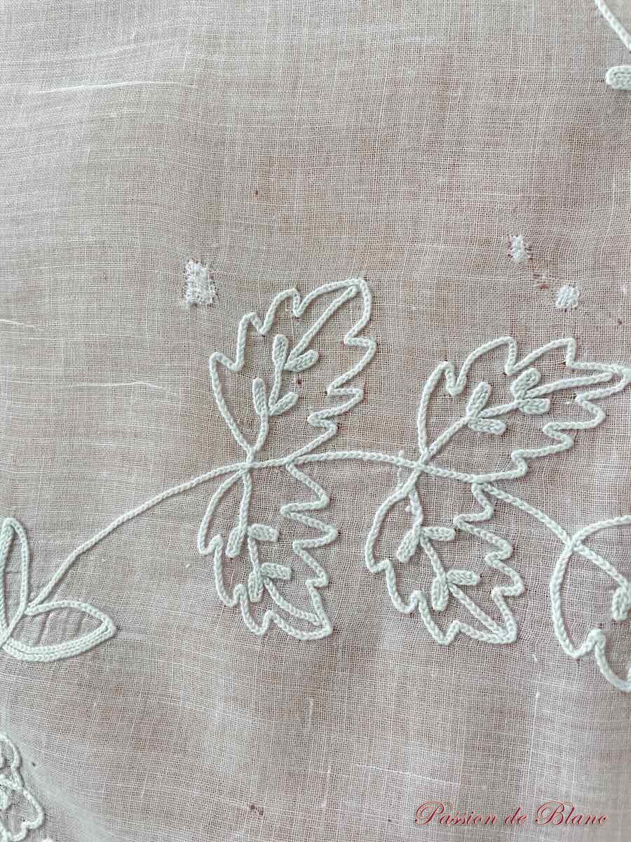 Rideau en broderie Cornely main sur mousseline avec décor de fleurs et feuilles – Image 12