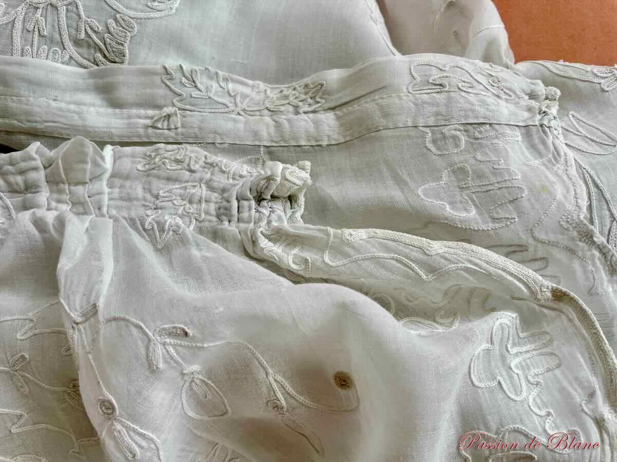 Rideau en broderie Cornely main sur mousseline avec décor de fleurs et feuilles – Image 8