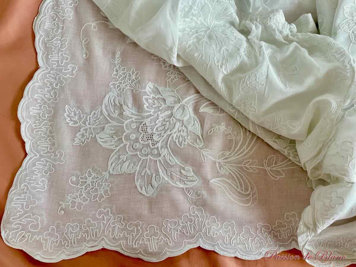 Rideau en broderie Cornely main sur mousseline avec décor de fleurs et feuilles – Image 11