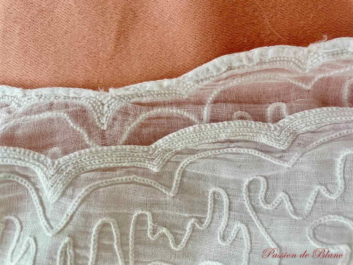 Rideau en broderie Cornely main sur mousseline avec décor de fleurs et feuilles – Image 6