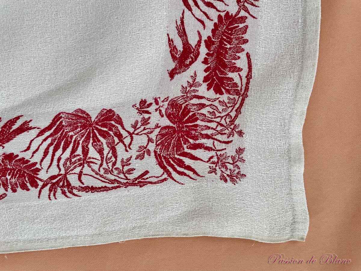 Service de table Napoléon III en granité de lin avec liteaux rouge: animaux et feuillage – Image 8