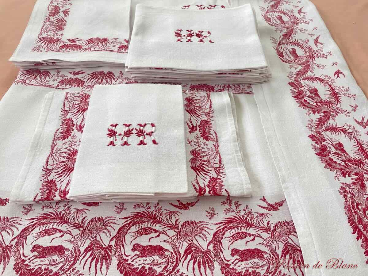 Service table avec liteaux rouges