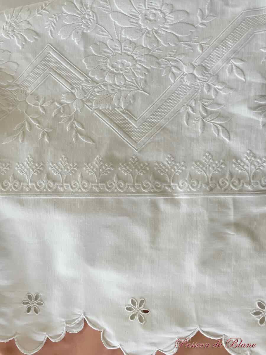 Couverture de mariage festonnée en piqué de coton avec monogramme central MB – Image 2