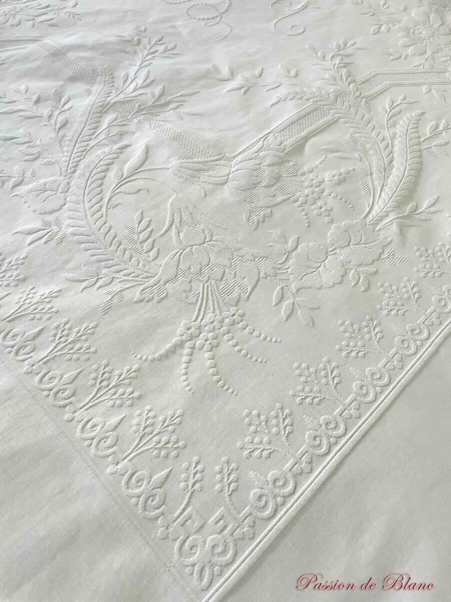 Couverture de mariage festonnée en piqué de coton avec monogramme central MB – Image 10