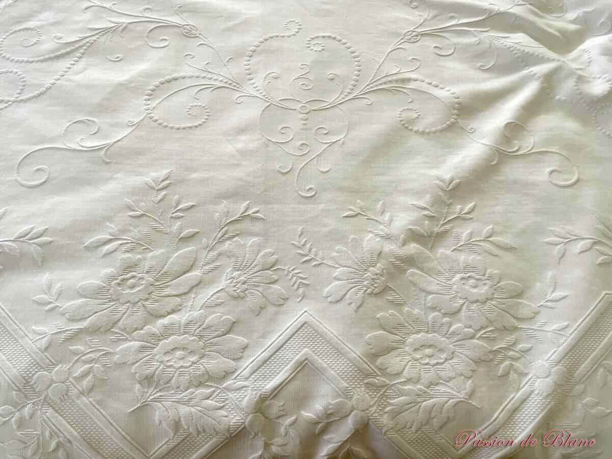 Couverture de mariage festonnée en piqué de coton avec monogramme central MB – Image 9