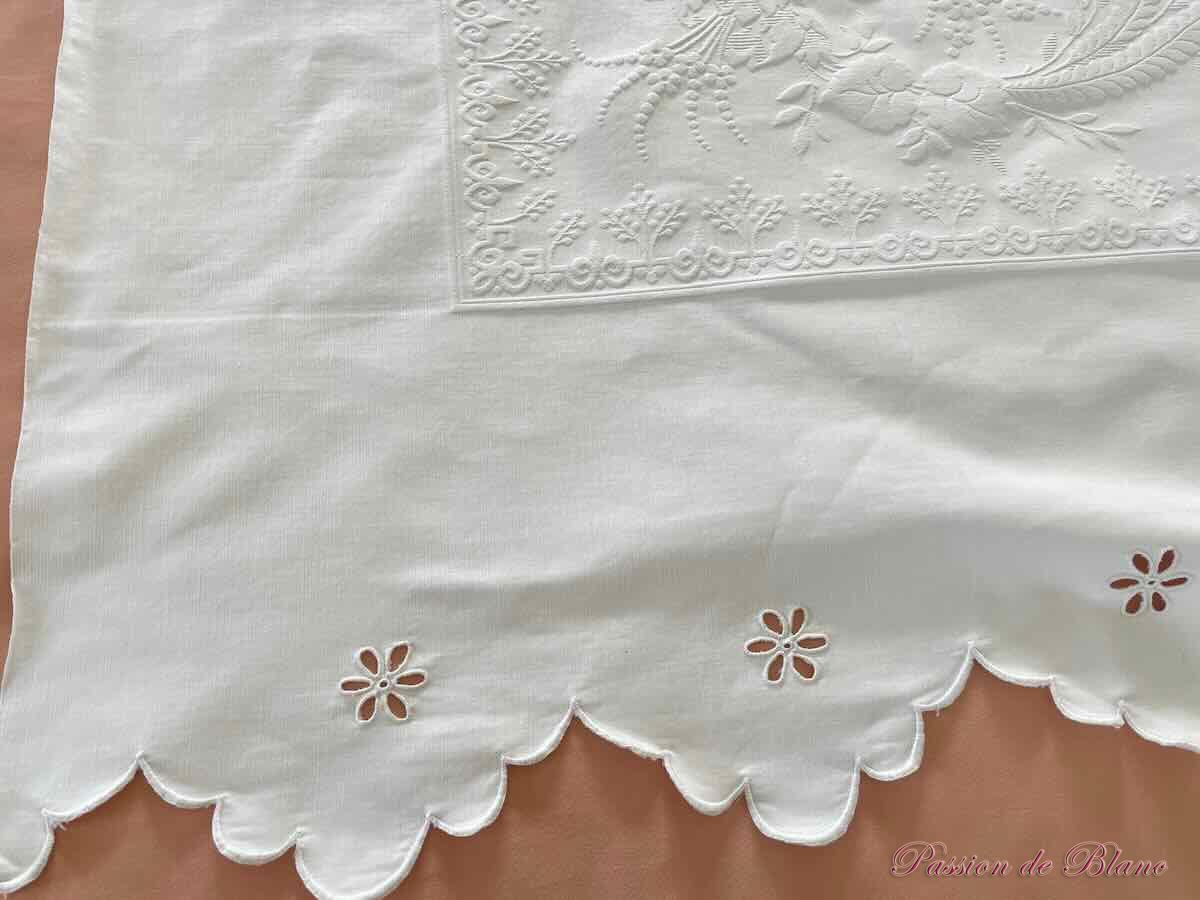 Couverture de mariage festonnée en piqué de coton avec monogramme central MB – Image 4