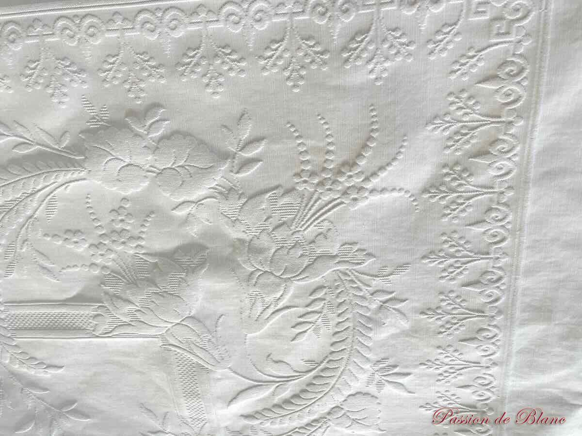 Couverture de mariage festonnée en piqué de coton avec monogramme central MB – Image 5