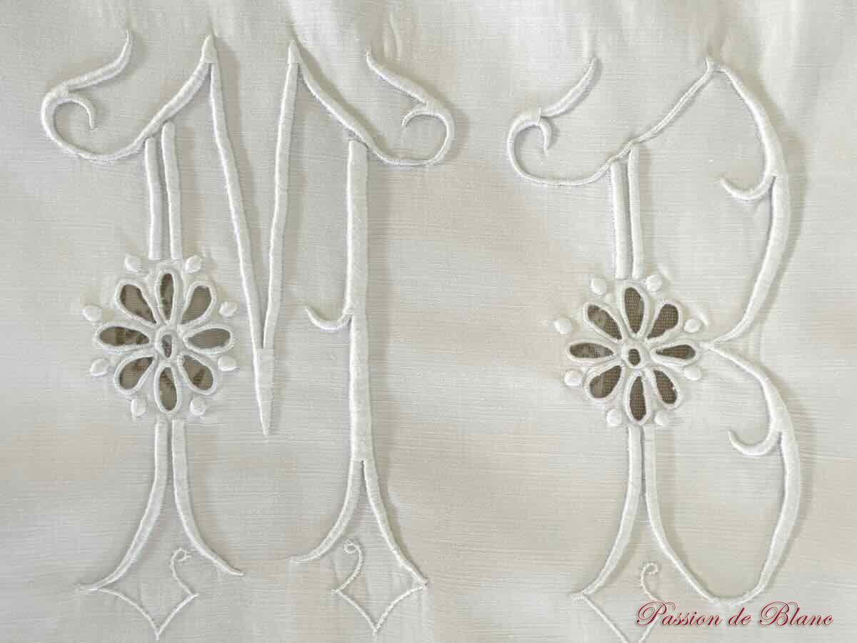Couverture de mariage festonnée en piqué de coton avec monogramme central MB – Image 3
