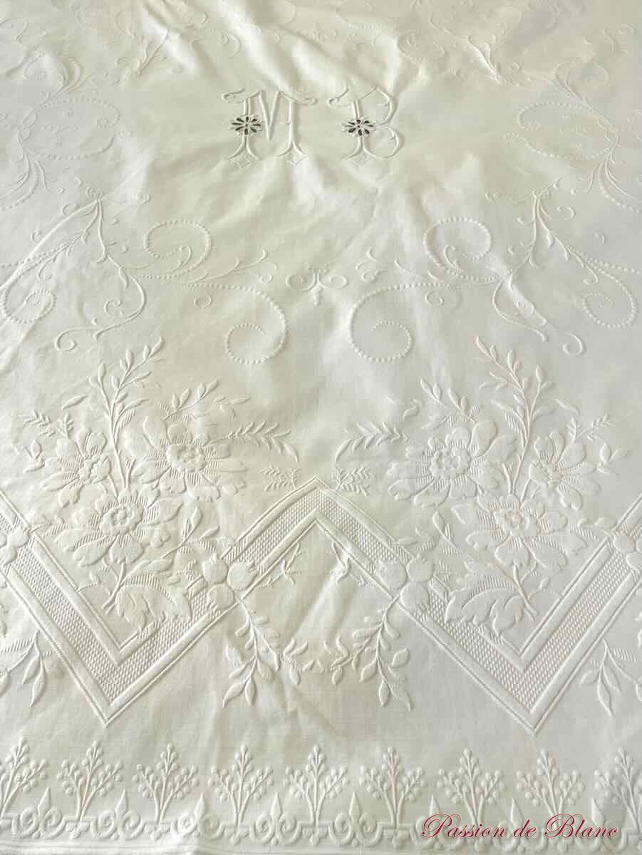 Couverture de mariage festonnée en piqué de coton avec monogramme central MB – Image 6